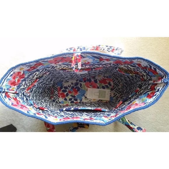 Vera Bradley XL Vera tote in Summer Cottage NWT - Picture 3 of 4