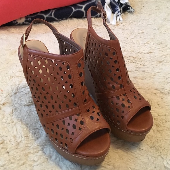 Breckelle's Brown Mesh High Heeled Wedges