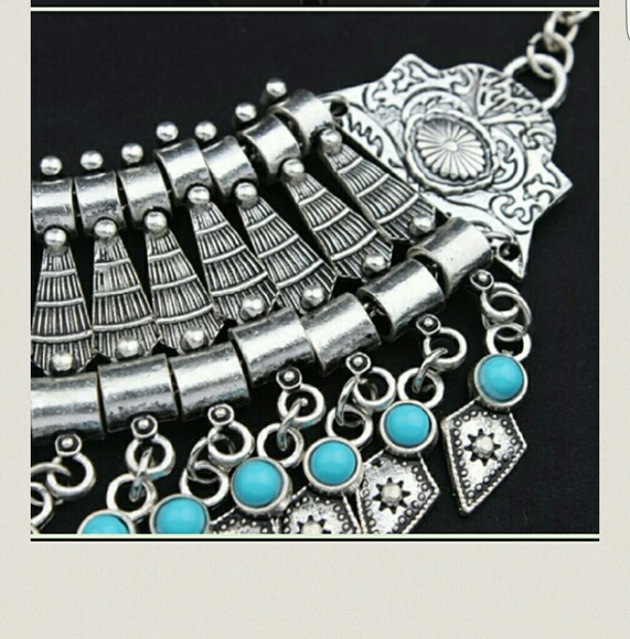 Modern vintage-look statement bib necklace. NIP - Picture 2 of 3
