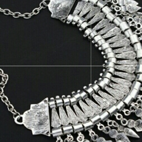 Modern vintage-look statement bib necklace. NIP - Picture 3 of 3