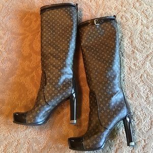 💯 AUTHENTIC LV boots!! ❤️❗️
