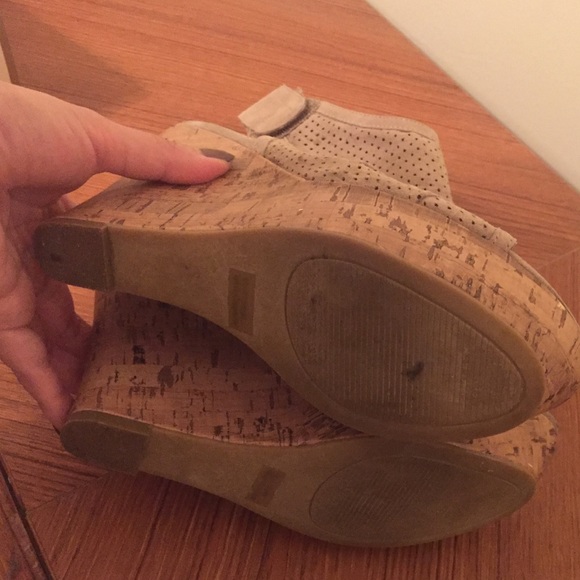 Guess nude cutout textile cork wedges. - Picture 4 of 4