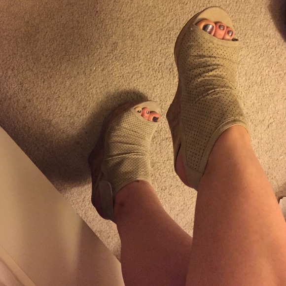 Guess nude cutout textile cork wedges. - Picture 2 of 4