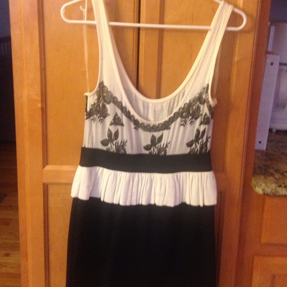 Black and white dress - Picture 3 of 3