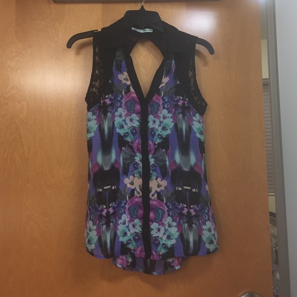 Sleeveless floral button up blouse