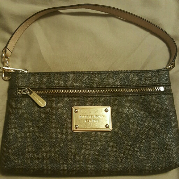 Michael kors wristlet