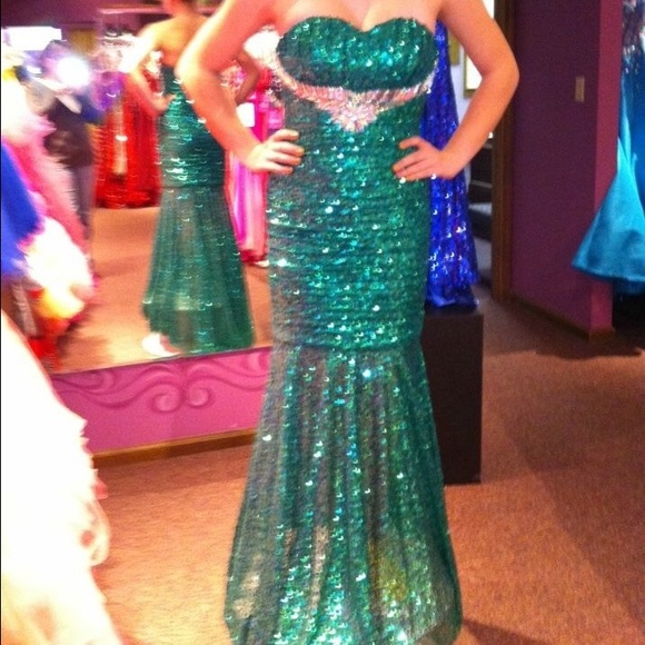 Prom dress - Picture 1 of 3