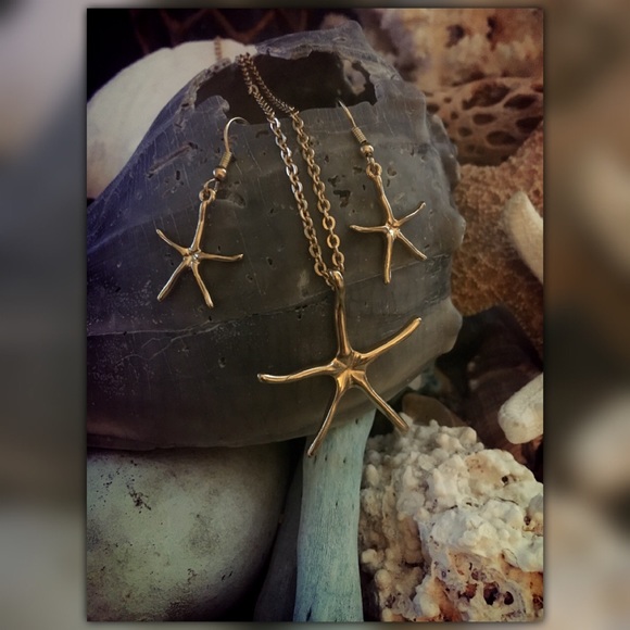 Boutique | Gold Starfish Necklace & Earrings - Picture 3 of 4