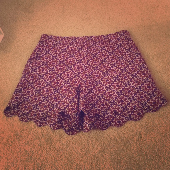 High waisted scallop shorts - size s