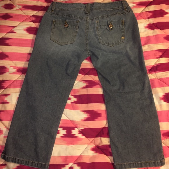 Unionbay Cropped Capri Style Dark Colored Jeans - Picture 4 of 4