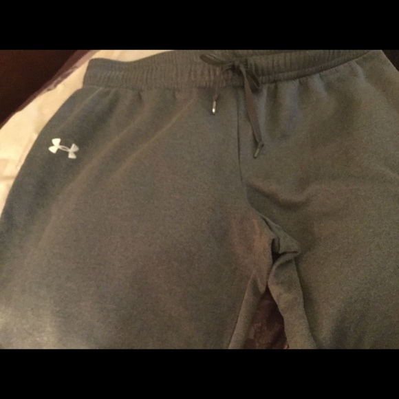 Under Armour fleece lined women's sweat pants.