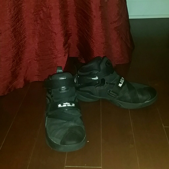 BOYS Nike.