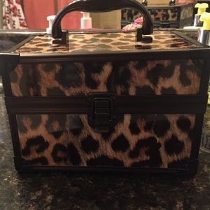 Makeup box that contains 6 brushes and lip gloss
