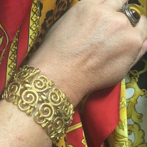 Monet bracelet made between 1950's & 1980's.