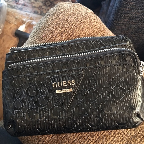 Guess wristlet black
