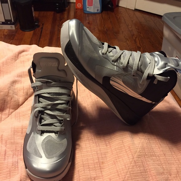 Nike (SOLD) - Picture 2 of 4