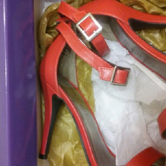 Red heels - Picture 3 of 3