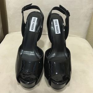 Steve Madden peep toe in black