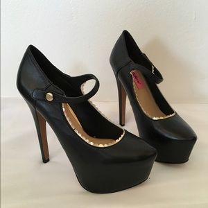 Betsey Johnson NWB Ellaa Mary Jane Platform Pumps