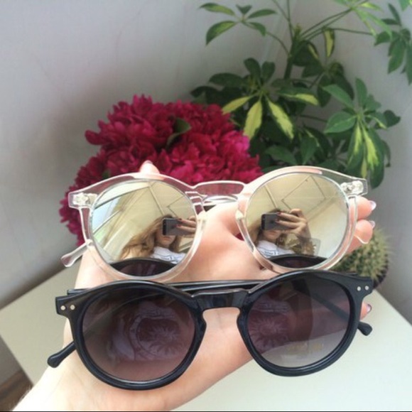 • Silver Mirrored Sunnies • - Picture 3 of 4