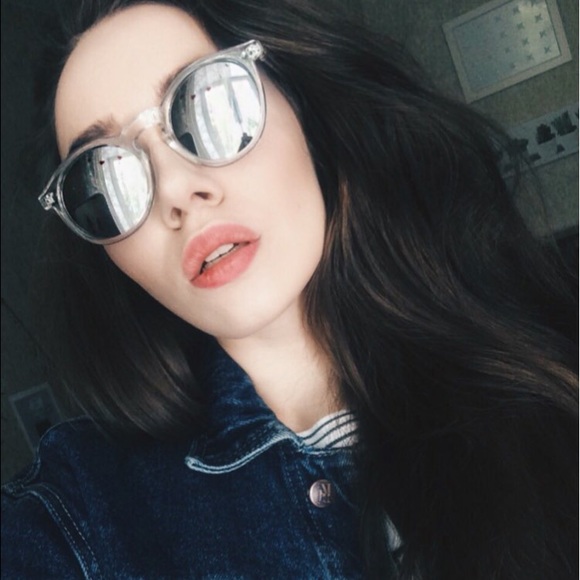 • Silver Mirrored Sunnies • - Picture 2 of 4