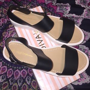 Black/white sandals