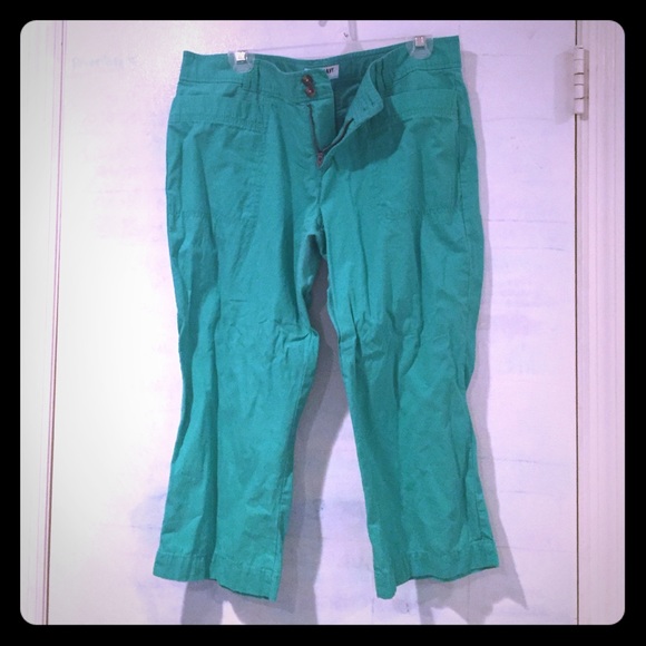 Kelly green stitched pocket capris old navy