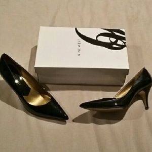 Black Nine West patent leather pumps