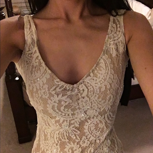 Beautiful lace gown - Picture 2 of 4