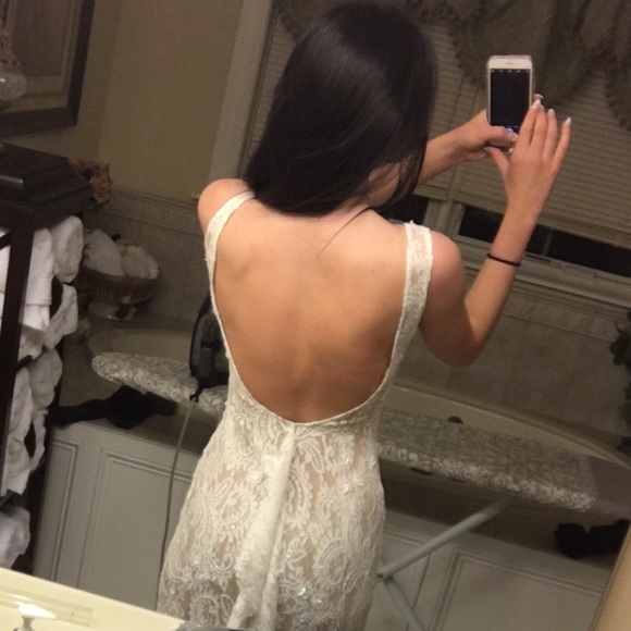 Beautiful lace gown - Picture 4 of 4