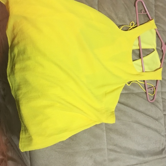 Yellow foreign exchange top