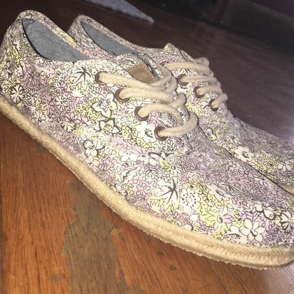 TOMS - Picture 2 of 3