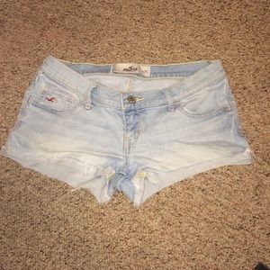 light wash demin hollister shorts. used size 3 w26