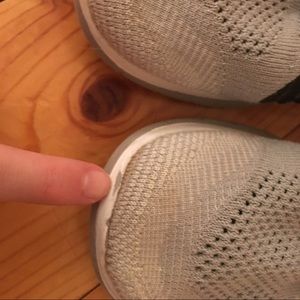 I am selling grey fly knit free run 4.0