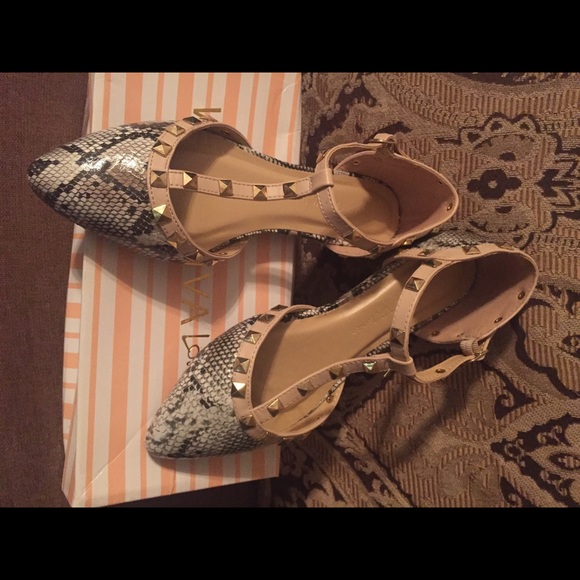 Rockstud-style flats