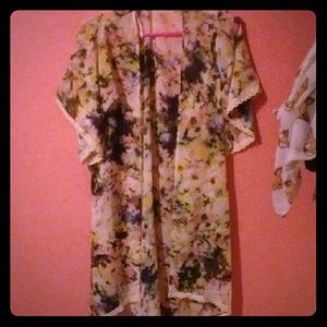 Adorable flowery lace trim kimono!!