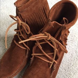 Minnetonka boots size 8