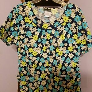 Cherokee print scrub top (New without tags)