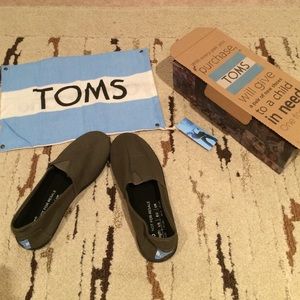 Brand new army green toms