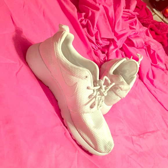 RARE WHITE ROSHES
