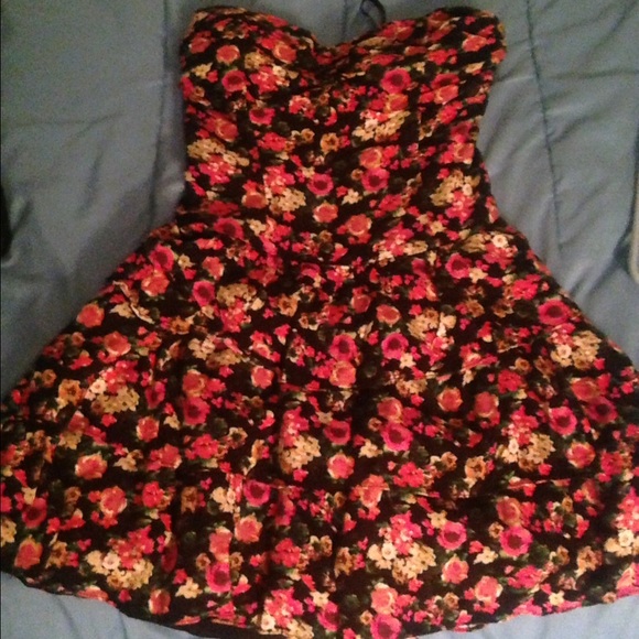 Strapless floral sundress!🌺