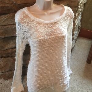 Like new! Creamy Longsleeve Lace top