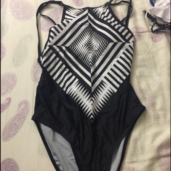 💕Backless Geometric One Piece😍 - Picture 3 of 4
