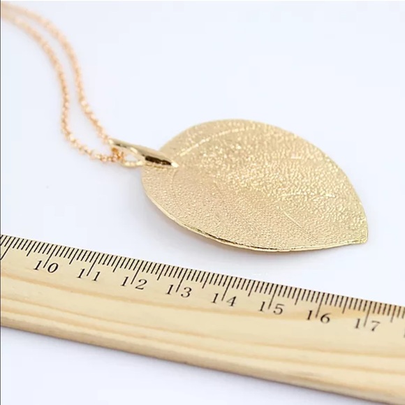 18k gold filled leaf pendant lovely on any outfit - Picture 2 of 3