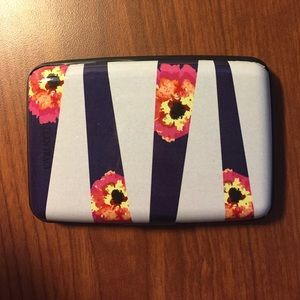 Ellen Tracy RFID-blocking wallet