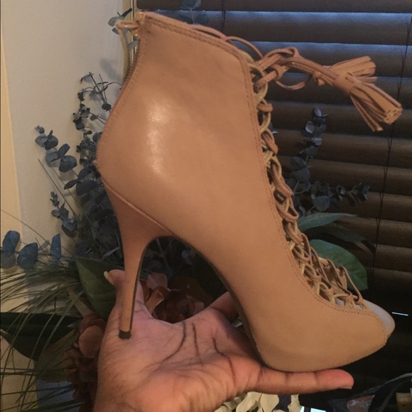 Straps beige shoes