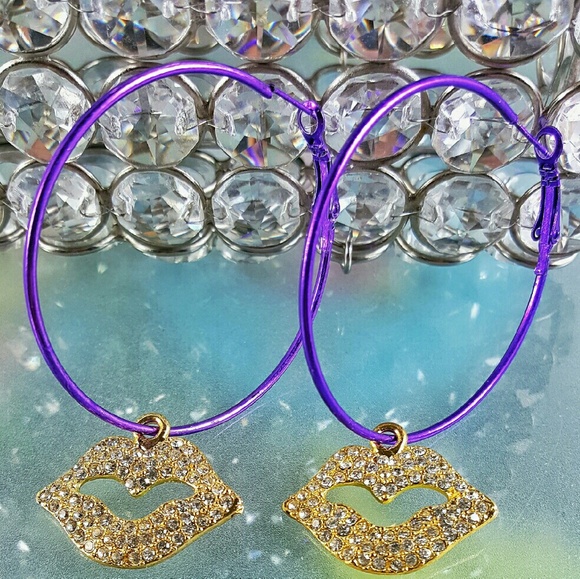 CRYSTAL PAVE GOLD LIPS w/PURPLE HOOP EARRINGS