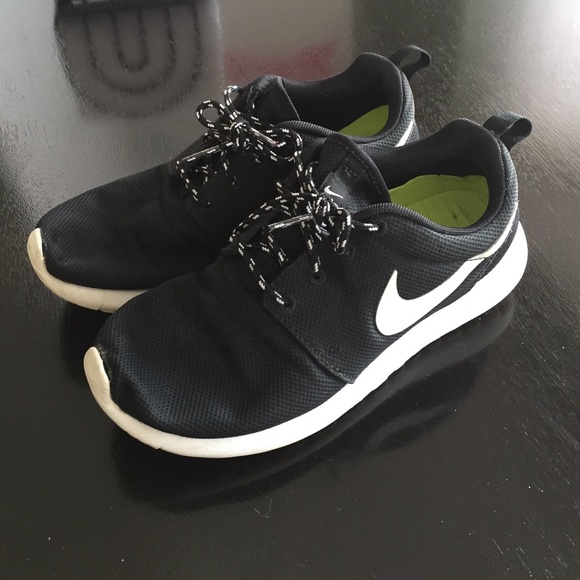 Nike Shoes - Nike roshe runs