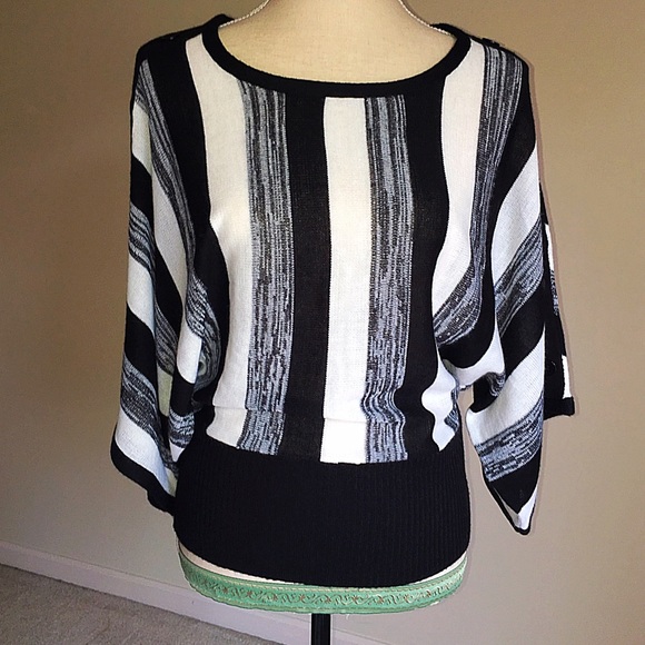 Beautiful Black&White Blouse - Picture 2 of 4