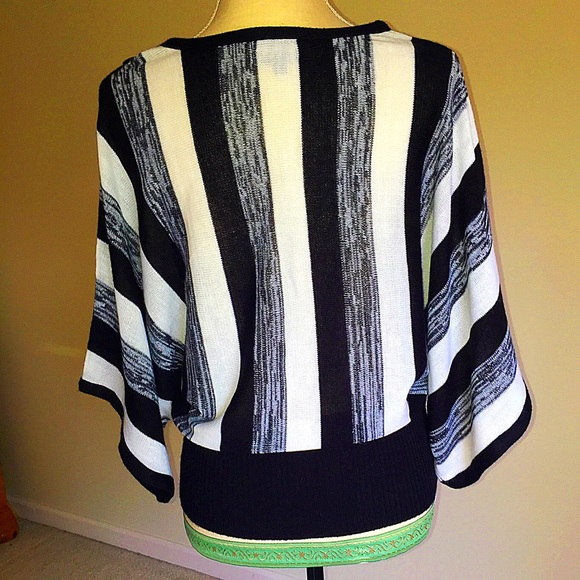 Beautiful Black&White Blouse - Picture 3 of 4